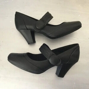 Clarks Bendable Black leather rounded toe Mary-Jane heels Pump Sz 7 M